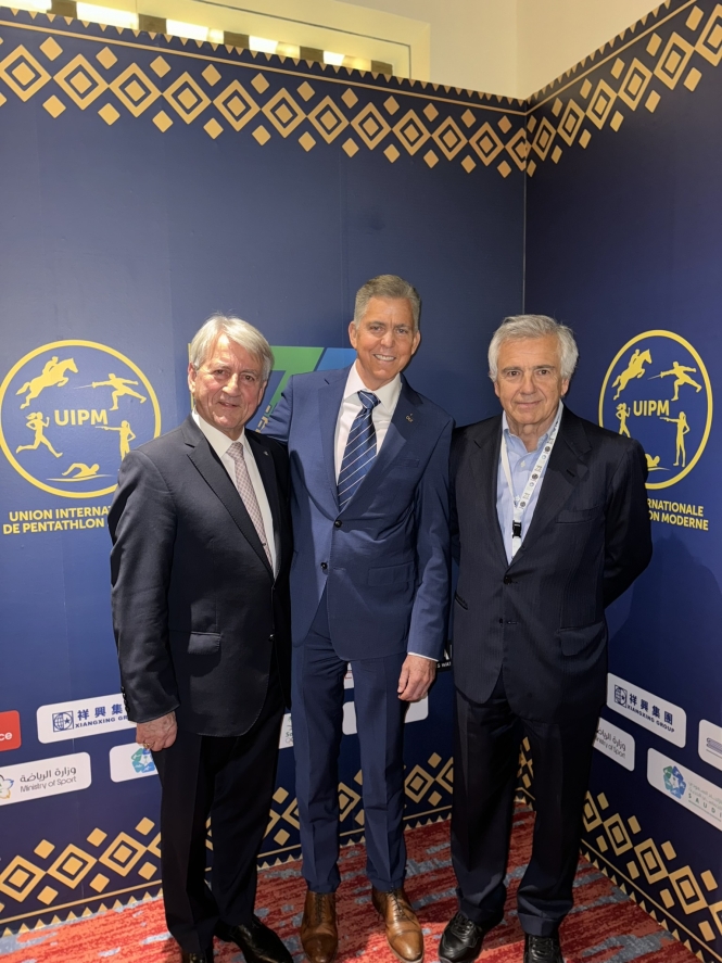  outgoing UIPM President Dr Klaus Schormann, new UIPM President Rob Stull OLY, UIPM 1st Vice President and IOC Vice President Juan Antonio Samaranch 